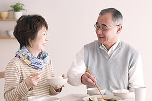 食事中の夫婦